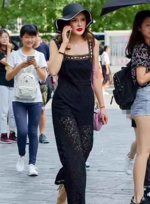 白色|街拍花枝招展的美女,一件白色上衣配黑色裤子,优雅气质迷人