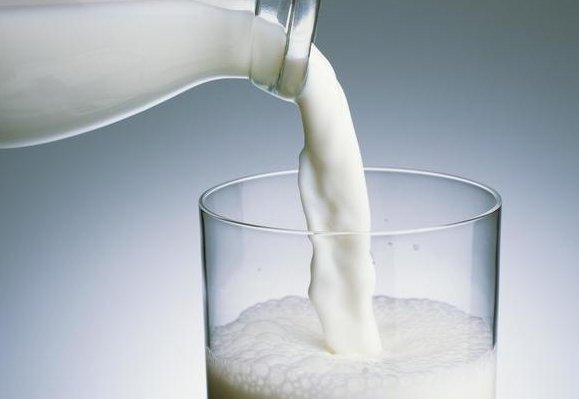 过期的牛奶不要扔了,这3个用途教你变废为宝,后悔现在才知道!