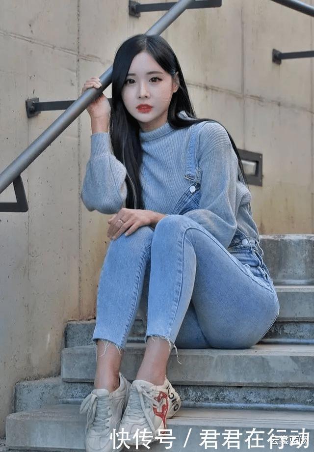 清水出芙蓉,天然去雕饰,牛仔背带裤配针织上衣的清纯温柔穿搭