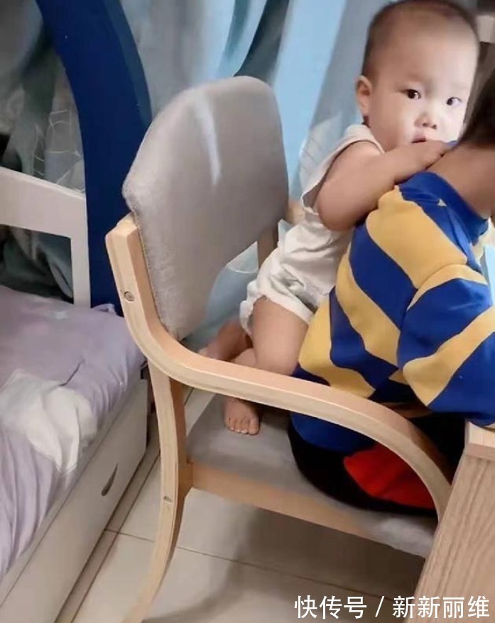 哥哥|为看哥哥写作业,穿尿不湿的弟弟“跋山涉水”而来,网友:暖化了