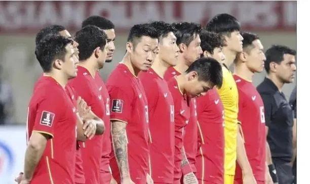李霄鹏|凌晨1点!国足教练组做出奇葩决定:李霄鹏遭质疑,球迷骂声一片