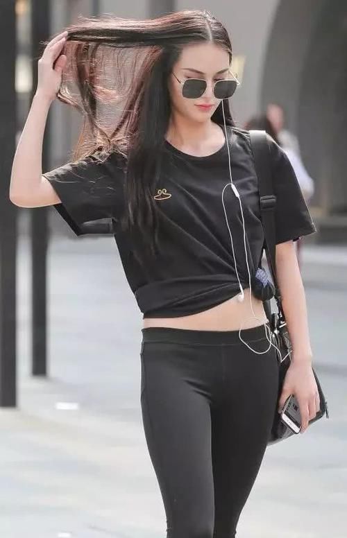 漂亮|街拍美女长相漂亮的小姐姐,一件时尚小衫穿得新潮美丽漂亮