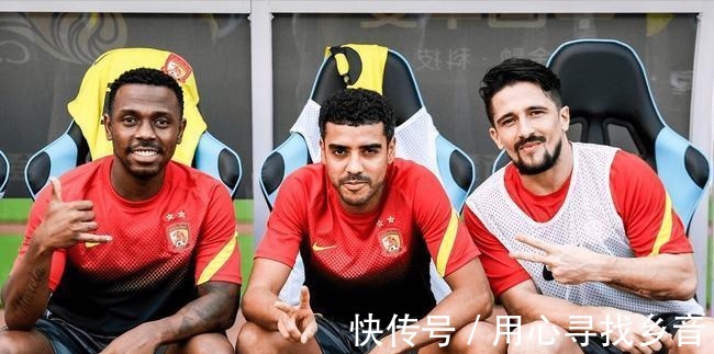 入境|万里驰援却被困机场几十小时,归化球员大骂足协,这次谁错了