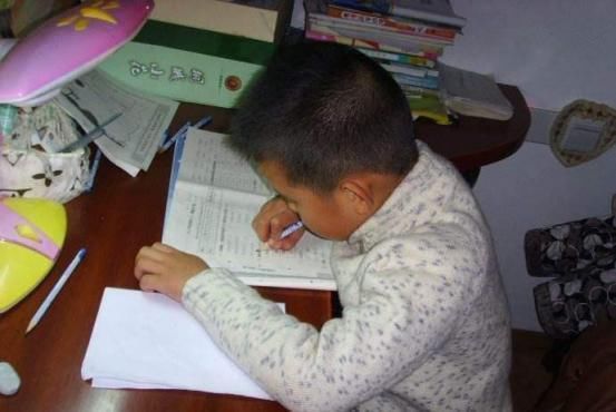 孩子|收到“最残忍生日蛋糕”,孩子当场崩溃,孩子的无声压力谁能懂?