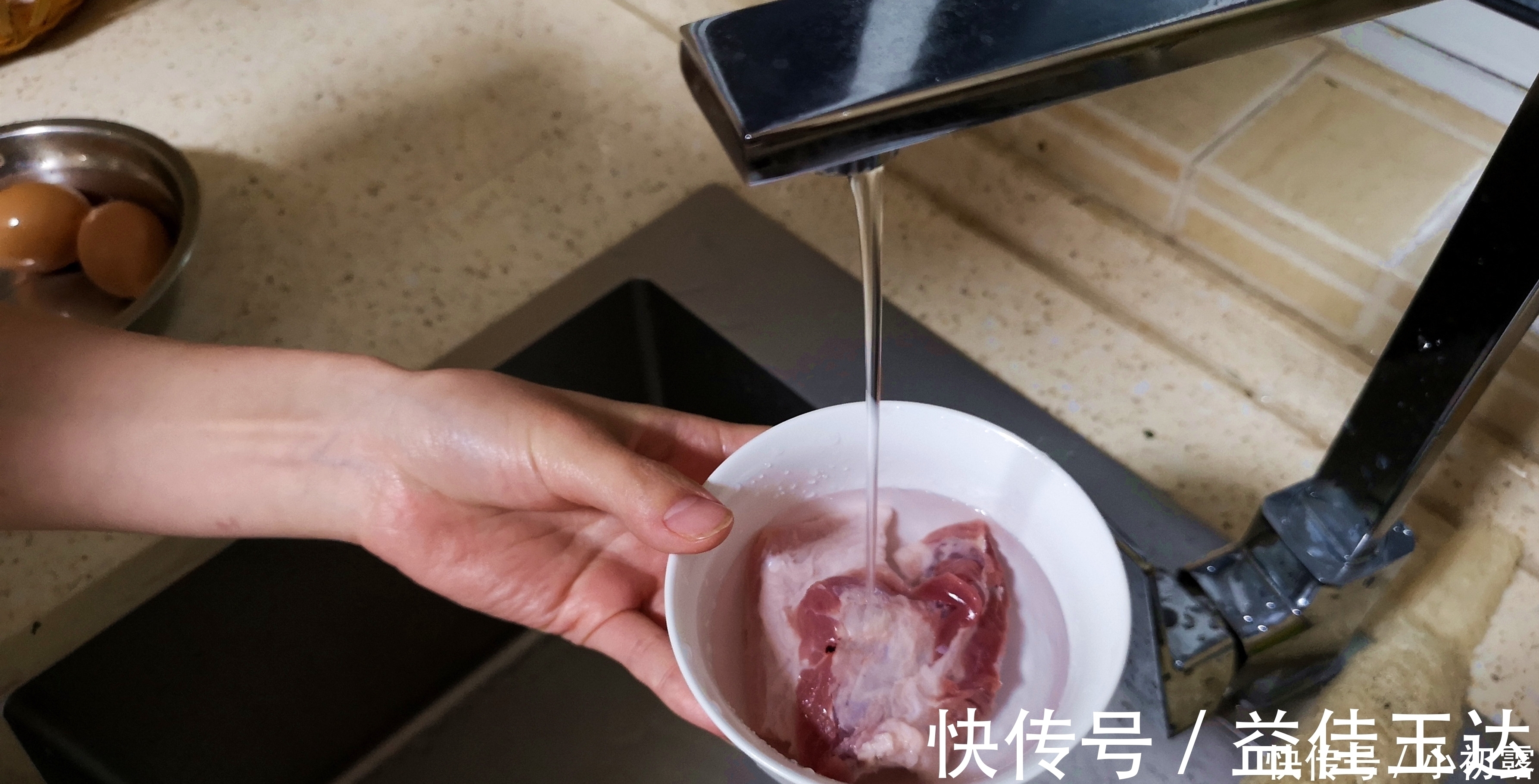 冰箱刚拿出的冻肉,不管冻得多硬,老师傅教我这招,分分钟解冻