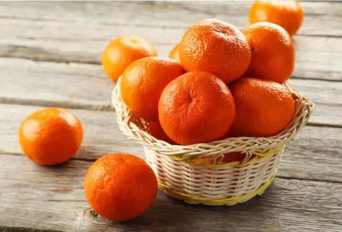 白酒|橘子皮不用扔了,放进白酒里泡一泡,竟有喜人的功效,早知早受益