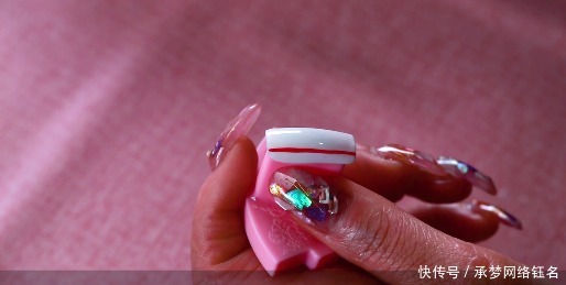 不容错过的丝绒格子美甲教程