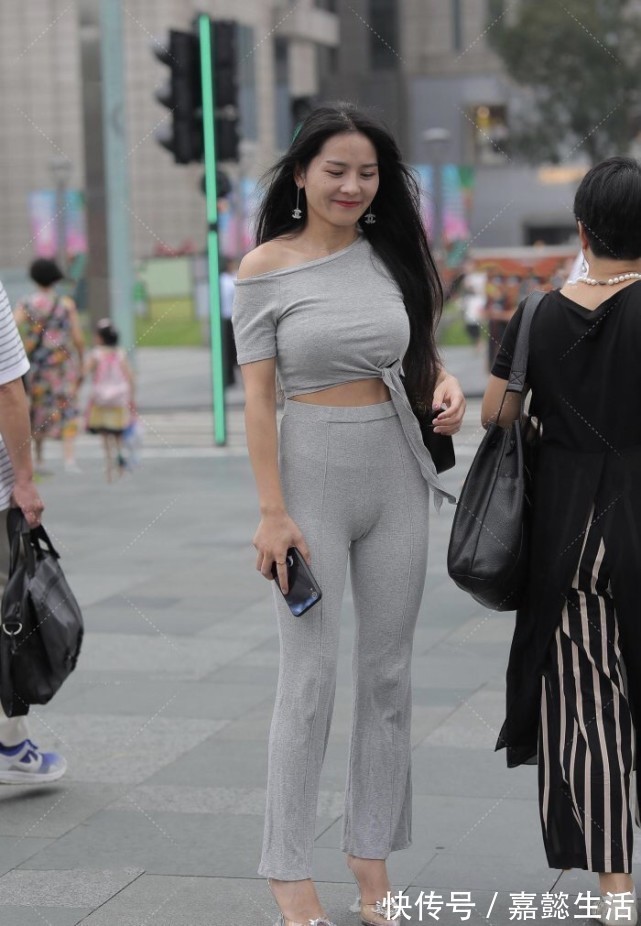 纯灰色 纯灰色穿搭格外高级又吸睛，展现小蛮腰的同时，高雅感也有体现
