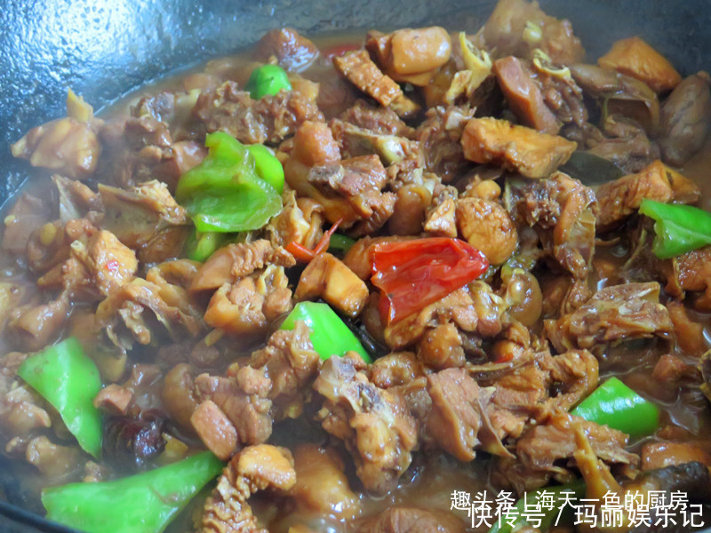 炖鸡|回农村老家,公公用柴火炖鸡,味道确实很香,一大盆没够吃!