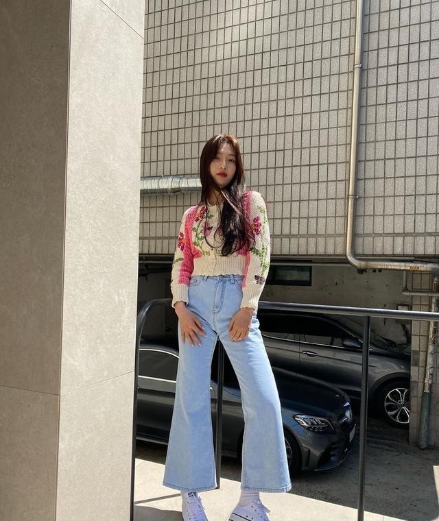 理得很完美|26岁朴秀荣穿搭很精致, 穿针织开衫配蓝色牛仔裤, 轻松穿出高级感