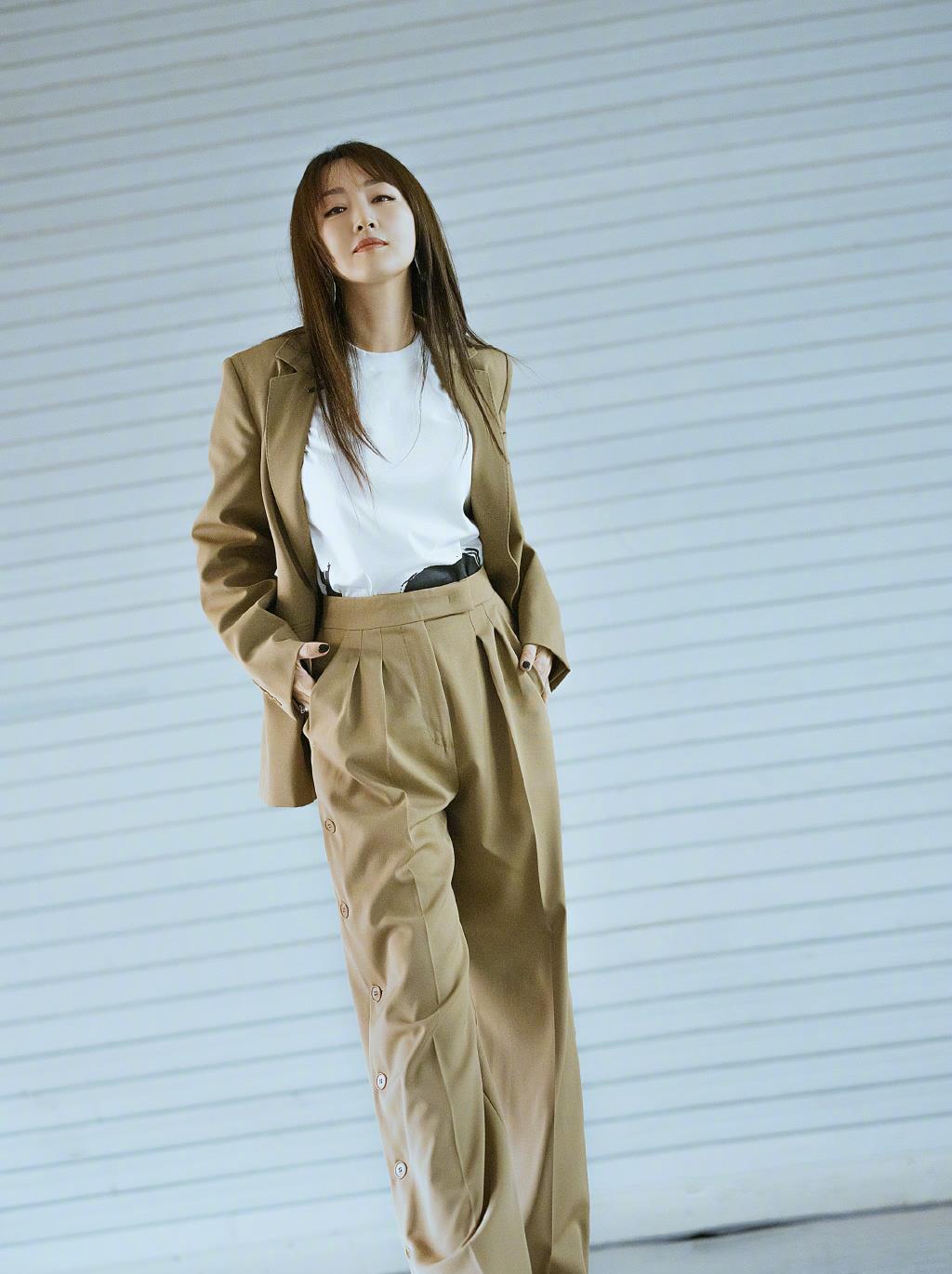 50多岁的女人留什么发型美?齐肩短发清爽又时尚,披肩发也可以