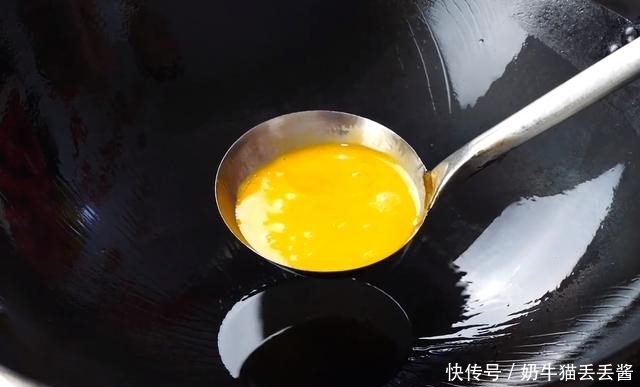 赶快|看看酒店大厨怎么做酱油炒饭的,这烹饪技术太厉害了,赶快收藏了