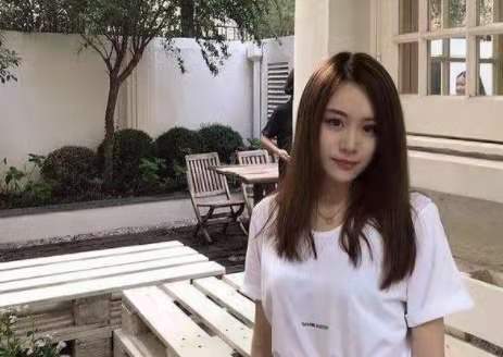 范将军|23岁范志毅女儿近照曝光, 穿露背连衣裙秀身材, 身材堪称完美