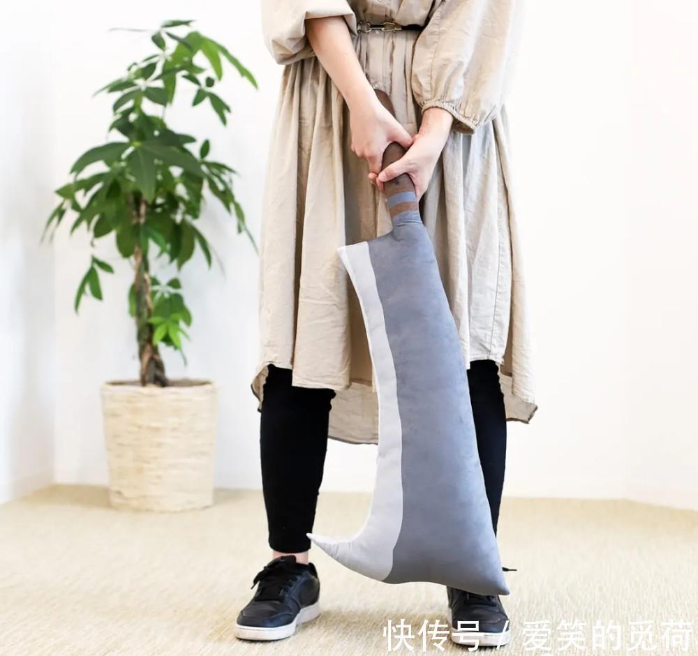 手感|柴刀警告!《寒蝉 卒》同款柴刀抱枕推出,握持手感很棒