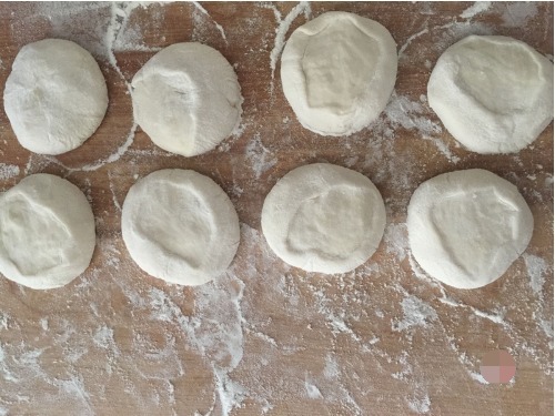 在家烙馅饼,总是没有外面买的皮柔软,其实技巧都在和面上