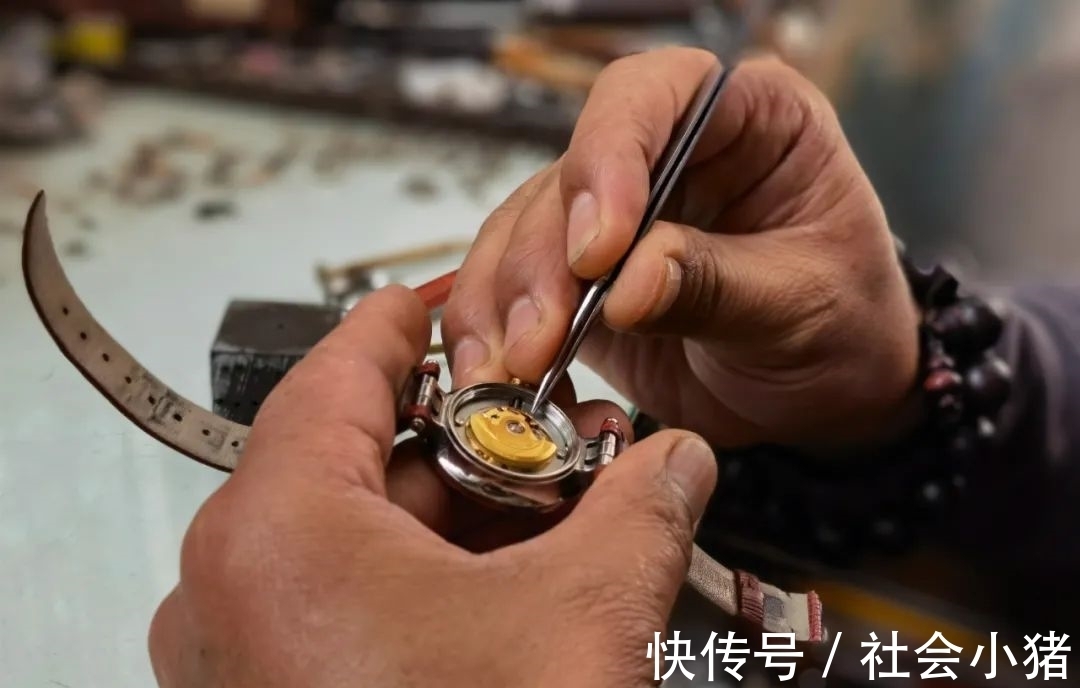 修表匠 墨江:修表匠 “嘀嗒”声中“修复”旧时光