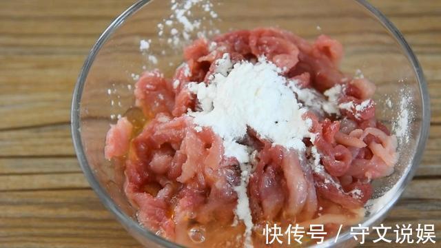 老厨师酒后揭秘:不论炒任何肉,只要多放一勺它,爽滑干脆不粘锅