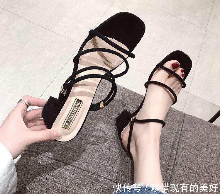 夏日出街怎么搭备上时尚的舒适凉鞋,踩出轻便自在感!