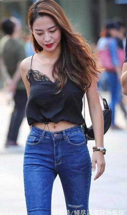 简约|街拍温文儒雅的小姐姐,简约而不简单,养眼又好看