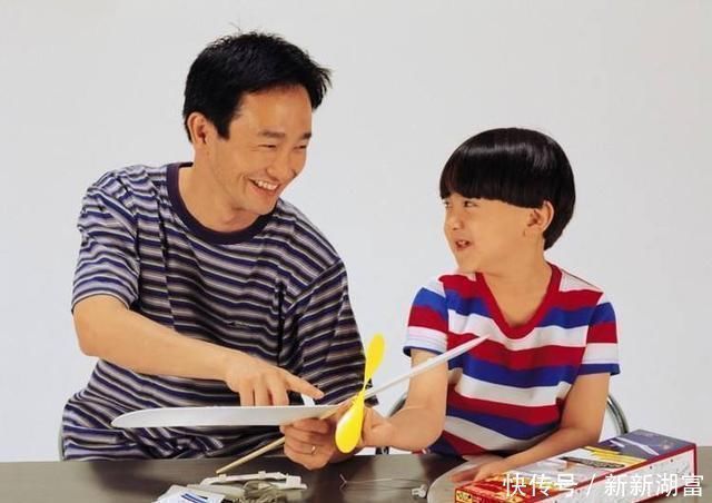 玩具|结账后发现孩子偷拿了个玩具,3位爸爸的不同做法,10年后分高下