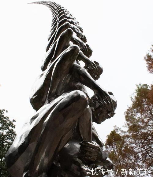 罗宾·怀特@来自世界各地的15个看起来违反了自然规律的超现实主义雕塑