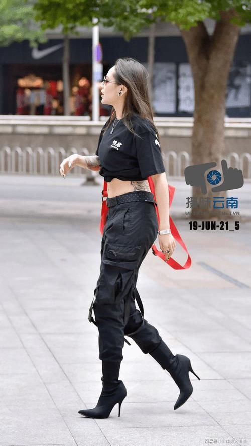 软妹子|露脐T恤搭配机车裤，凸显美女凹凸有致好身材！
