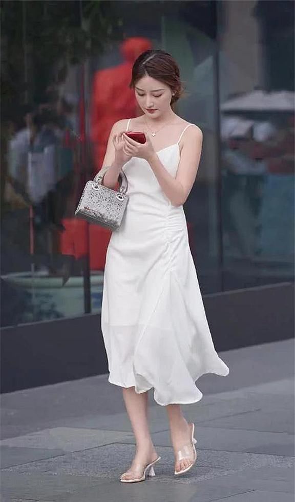 仙气|小姐姐一袭白色吊带长裙,迎面走来“仙气飘飘”