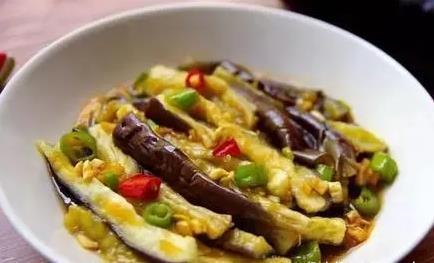 小米辣|茄子不要直接下锅炒啦,教你新吃法,鲜香入味不油腻,好吃又解馋