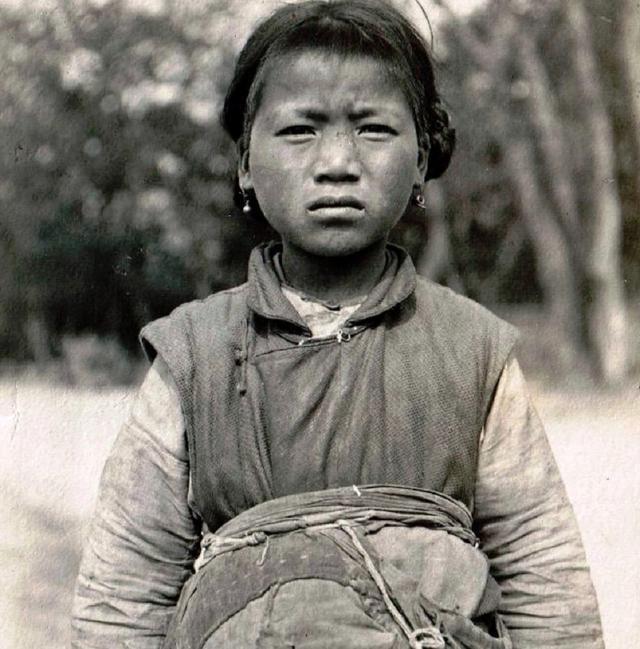 老照片|清末民初老照片真实的“黄飞鸿与十三姨”，出宫溜达的宫女