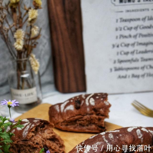  看起来|这是一款看起来很丑却很好吃的面包，双倍浓香可可面包送给你