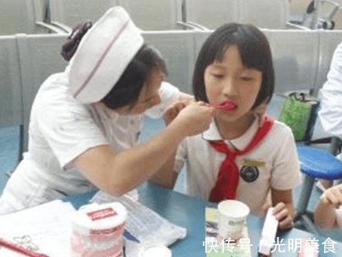刷牙|“鲨鱼牙”宝宝照片走红,妈妈送医后,医生全赖家长