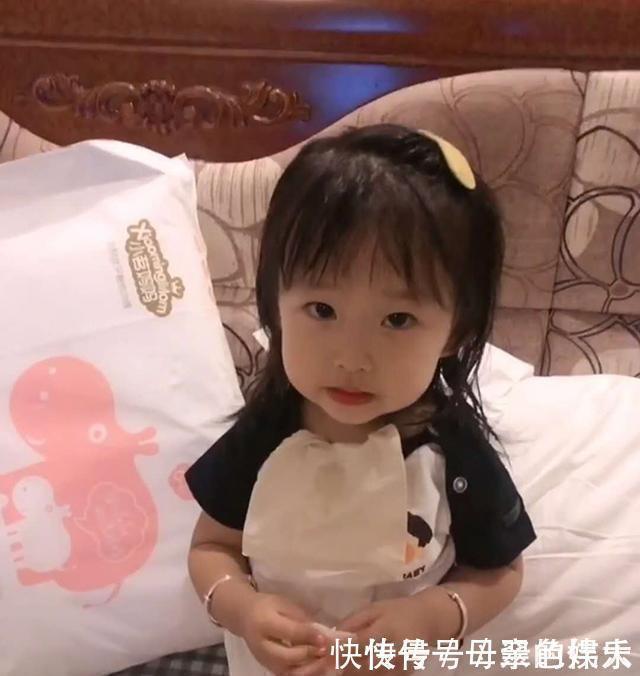 孩子|女儿第一次住酒店,“拘谨”表现笑翻妈妈,网友可爱的过分