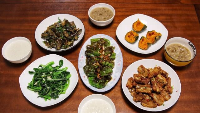 不想|每餐都有三菜一汤,朋友看到后说,没一个辣的菜,一看就不想吃