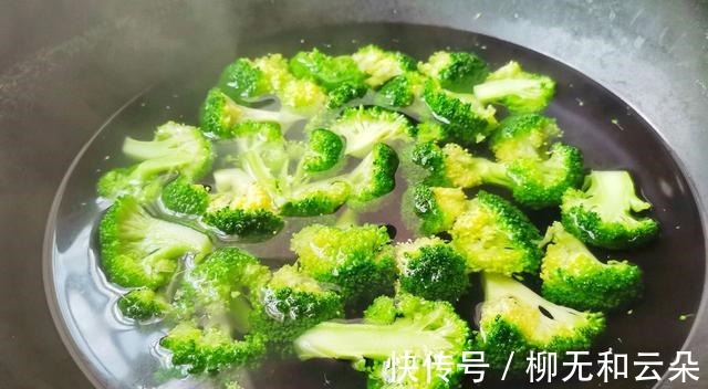 西蓝花炒白玉菇|家常西蓝花炒白玉菇,味道清淡又鲜美,大人小孩都爱吃!