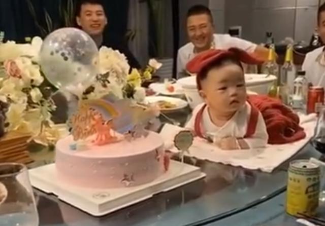 吃饭|萌娃变身餐桌上会动的“娃娃菜”火了,网友:菜名是“煲仔饭”吧