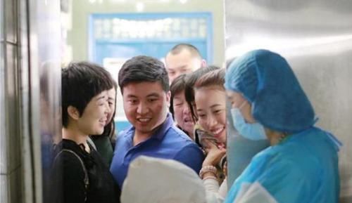 产房|宝妈产房内分娩,5岁女儿独自在门外等待,孩子的话让人哽咽了