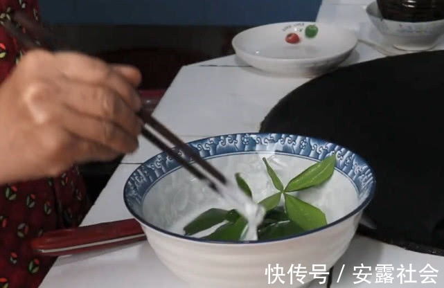 脘腹冷痛|一种自带香味的叶子,农村大妈摘来油炸,吃着味道比花椒还香