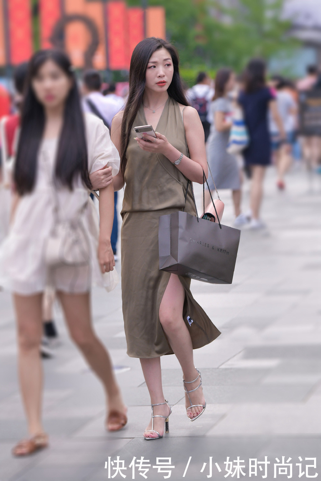 选择|街拍气质女生真会穿,选择款式雅致的挂脖长裙,让造型更显大方靓丽