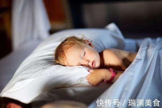 头部|宝宝睡觉时发生这3种“现象”,说明宝宝该枕枕头了,家长需留意