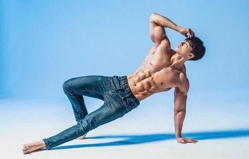 肌肉|肌肉男模长得好有型，胸肌和臂肌很精壮，腹肌和人鱼线如刀刻