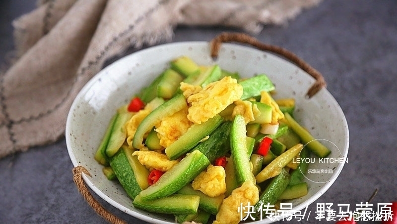 好吃|炒一盘西葫芦出少半盘汤?掌握3点,入味好吃,还不易出汤