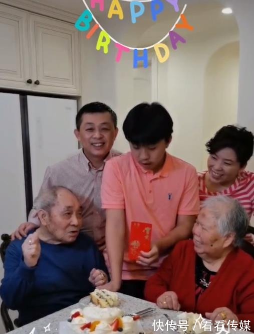 姥爷|48岁邓亚萍晒一家五口合照,15岁儿子满脸胡茬太老成,长相随爸爸
