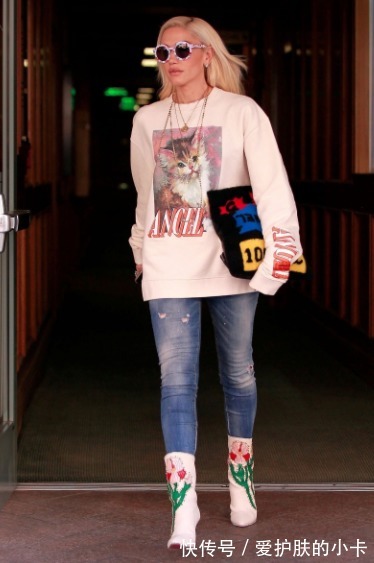 牛仔裤|建议大家:卫衣下面不要老配阔腿裤,今年流行这样穿,时尚显高级