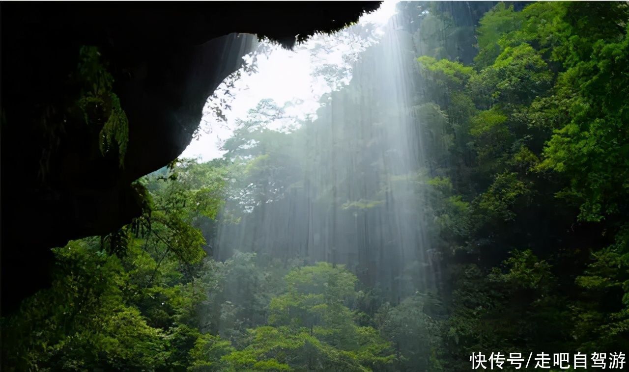 红军长征翻越的第一座雪山，山上云海绝美，有着不输江南的美景