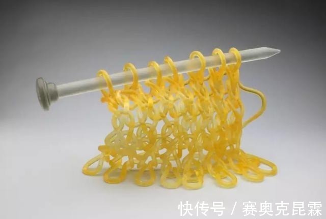 色彩#她是用玻璃雕塑“织毛衣”的第一人,这质感极其逼真!手太牛逼了