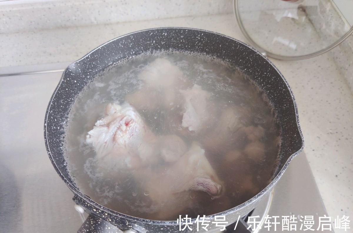 滋补|做排骨汤时放点“它”,解暑又滋补,隔三差五吃,轻松过夏