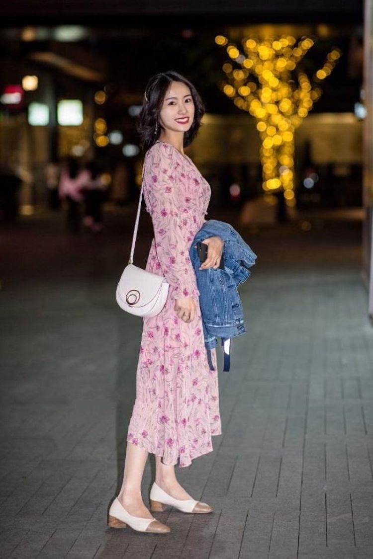 高跟鞋|街拍:美女茶色的吊带背心搭配皮裙,穿出高雅小性感