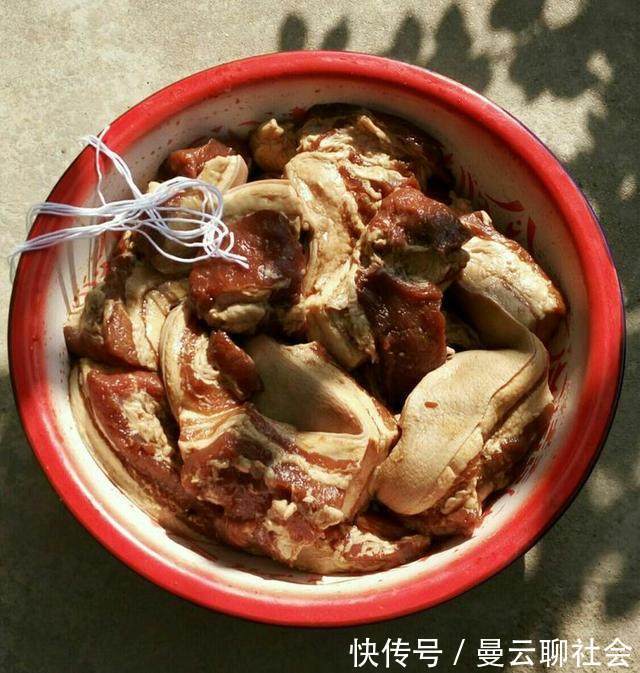 白酒|腌腊肉，放多少盐合适？牢记这个比例，腊肉鲜香入味，不长毛不臭