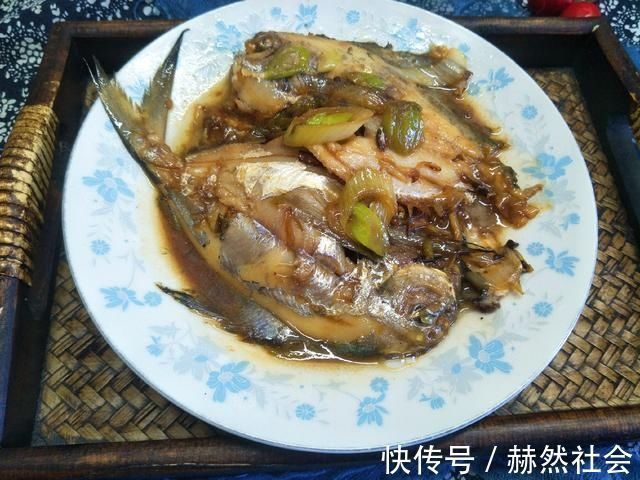 炖鱼时,先煎鱼还是先加水?教你炖鱼小妙招,鱼肉完整不碎