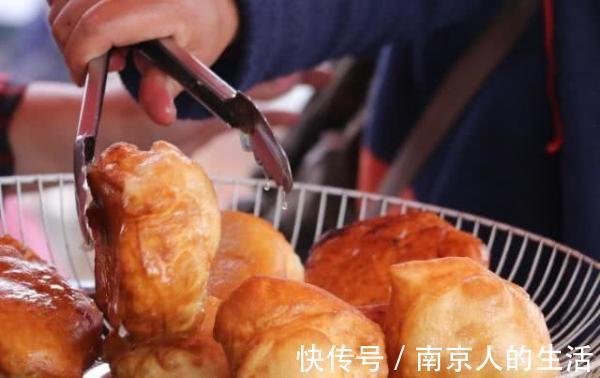 一家三口卖小吃，天没亮就出摊，顾客抢着买，卖光150斤就回家